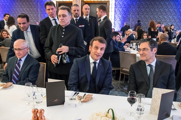 Patrick Devedjian à droite, aux côtés du président Emmanuel Macron au centre, le 29 janvier 2020 lors du dîner du Conseil de coordinations des organisations arméniennes de France