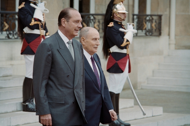 Le président sortant François Mitterrand et le président Jacques Chirac, le 17 mai 1995 à l'Elysée à Paris