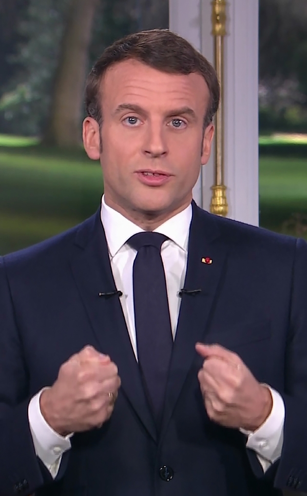 Capture d'écran de la chaîne France 2 diffusant les vœux aux Français du président Emmanuel Macron depuis l'Élysée, le 31 décembre 2019 