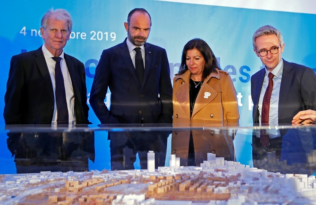 Le Premier ministre Edouard Philippe et la maire de Paris Anne Hidalgo devant la maquette du futur village olympique le 4 novembre 2019 à Saint-Ouen