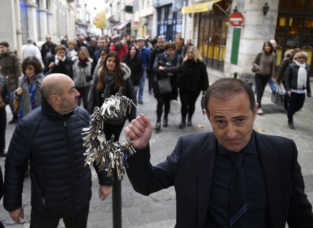 Le président de l'association des commerçants, Fabrice Zangla, avec les clés des boutiques, lors d'une opération 