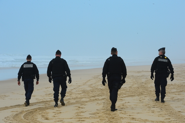 Des gendarmes patrouillent sur la plage du Grand Crohot près de Lège-Cap-Ferret (Gironde) le 19 mars 2020 