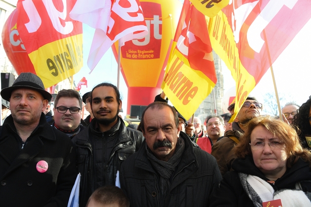 Le secrétaire général de la CGT Philippe Martinez (c) défile à Paris, au côté notamment d'Eric Beynel, co-délégué général de Solidaires (g), le 5 février 2019 