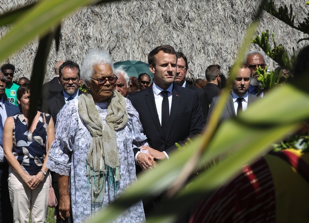 Le président Emmanuel Macron, aux côtés de Marie-Claude Tjibaou, assiste le 5 mai 2018 à une cérémonie au mémorial de Wadrilla où ont été assassinés  le 4 mai 1989 les deux leaders nationalistes, Jean-Marie Tjibaou et Yeiwéné Yeiwéné