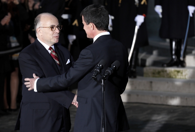 Bernard Cazeneuve et Manuel Valls lors de la passation de pouvoirs le 6 décembre 2016 à Matignon à Paris 