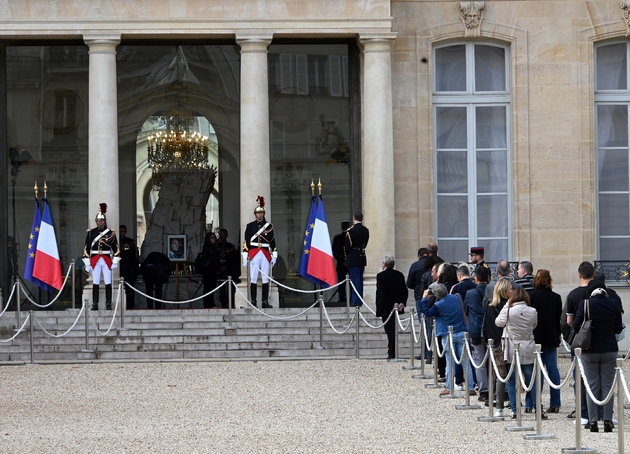 Des personnes attendent le 27 septembre 2019 devant l'Elysée pour signer le registre de condoléances mis à disposition du public après la mort de Jacques Chirac