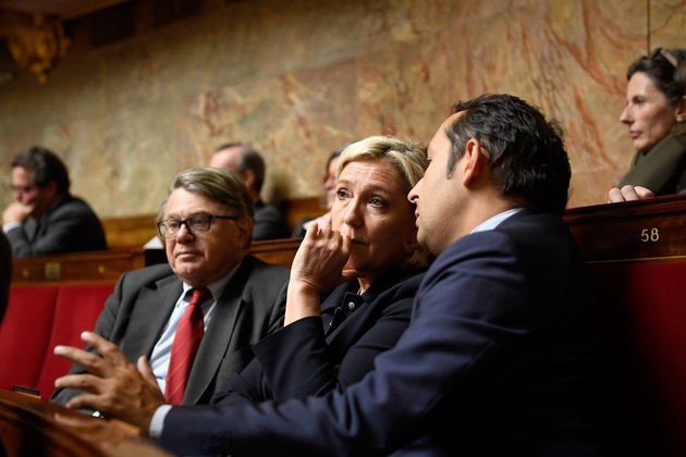 Les députés FN Gilbert Collard (G), Marine Le Pen et Sébastien Chenu, lors d'une session de questions au gouvernement à l'Assemblée, le 24 octobre 2017
