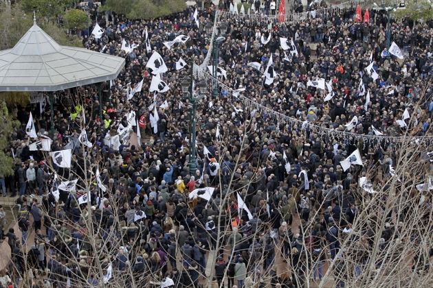 Plusieurs milliers de personnes défilent lors d'une démonstration de force nationaliste destinée à pousser le président Emmanuel Macron à 