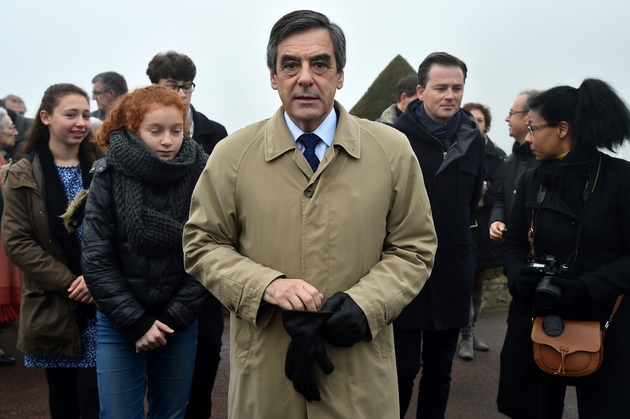 Francois Fillon quitte une cérémonie d'hommage le 11 décembre 2016 à  Sablé-sur-Sarthe