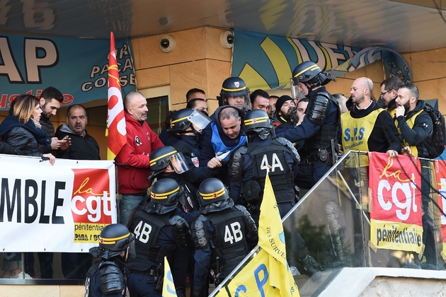 Des CRS évacuent l'entrée de la prison des Baumettes à Marseille, le 23 janvier 2018