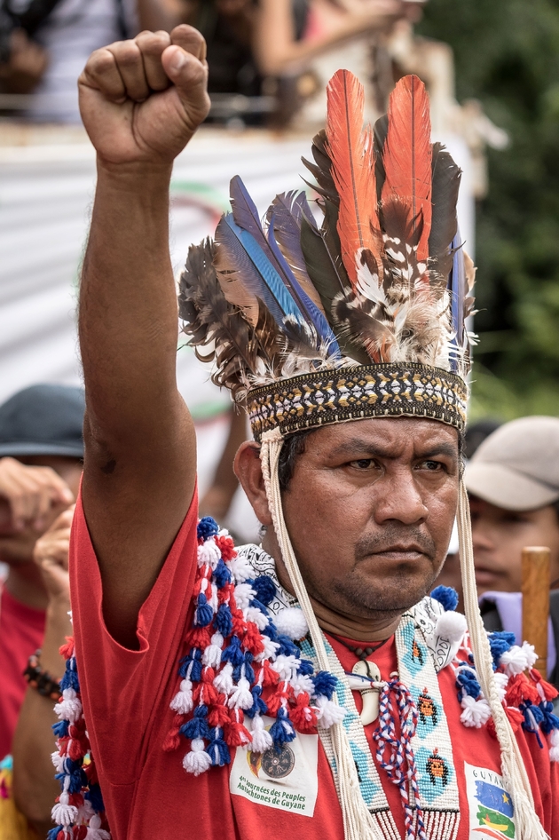Un membre de la communauté amérindienne des Kali'na participe à la manifestation aux abords du centre spatial de Kourou, en Guyane, le 4 avril 2017