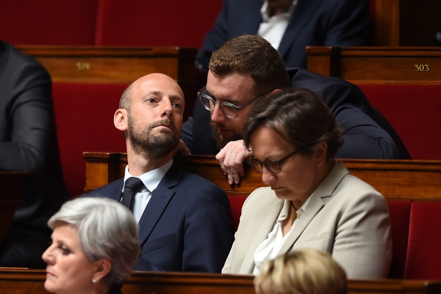 Le député LREM Damien Pichereau parle avec le patron du parti présidentiel Stanislas Guerini le 4 juin 2019 à l'Assemblée nationale