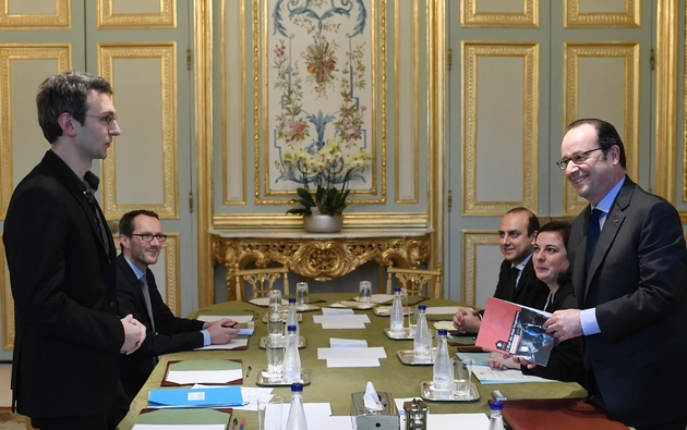 Le rapport annuel de la fondation Abbé Pierre remis par son directeur d'études Manuel Domergue au président François Hollande le 30 janvier 2017 à l'Elysée à Paris