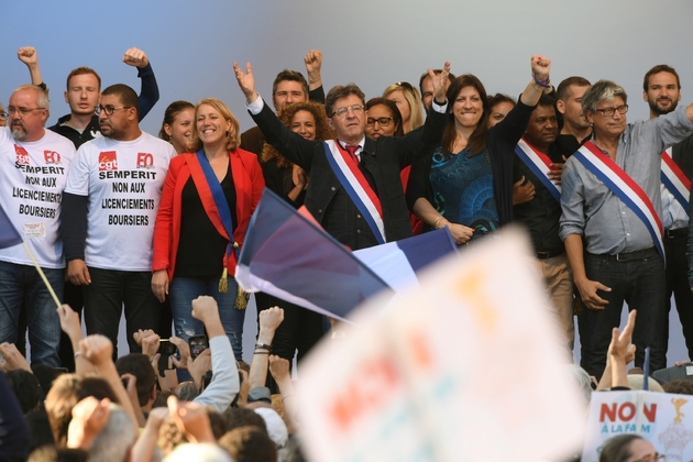 Le leader de la France Insoumise, Jean-Luc Mélenchon (c), des militants du mouvement, lors d'une manifestation contre les réformes du gouvernement sur le Code du Travail, le 23 septembre 2017 à Paris