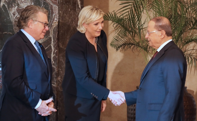 Marine Le Pen, le président libanais Michel Aoun (D) et le député FN Gilbert Collard (G) à Beyrouth, le 20 février 2017