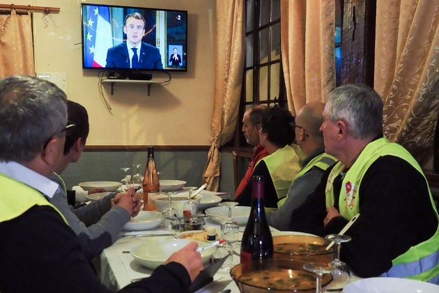 Des gilets jaunes regardent l'allocution télévisée d'Emmanuel Macron dans un restaurant à Fay-aux-Loges, le 10 décembre 2018