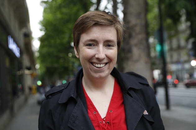 La féministe Caroline de Haas dans une rue du 18e arrondissement de Paris le 12 mai 2017