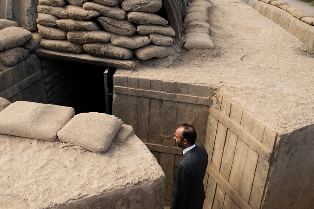 Le Premier ministre français Edouard Philippe visite l'ancien bunker militaire français à Dien Bien Phu, le 3 novembre 2018 lors de sa visite au Vietnam