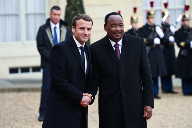 Le président Emmanuel Macron et son homologue nigérien Mahamadou Issoufou, le 12 décembre 2017 à l'Elysée, à Paris