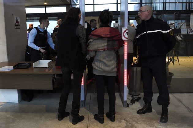 Des victimes de Dino Scala arrivent au tribunal d'Avesne-sur-Helpe pour rencontrer le procureur général de Valenciennes en charge de l'affaire, le 22 mars 2018