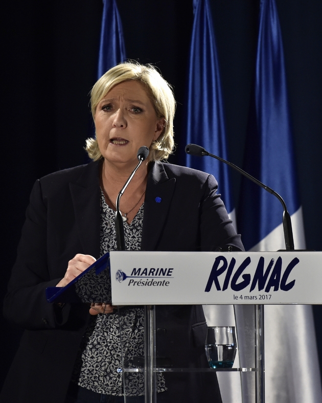 La présidente du FN Marine Le Pen lors de la visite d'une ferme à Rignac (sud-ouest), le 4 mars 2017 