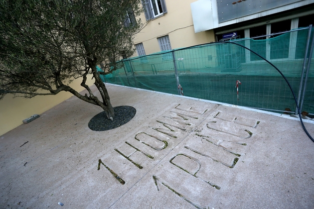 La plaque commémorative, photographiée le 25 janvier 2018 dans une rue d'Ajaccio qui marque l'endroit où le préfet Claude Erignac a été tué de trois balles dans le dos le 6 février 1998