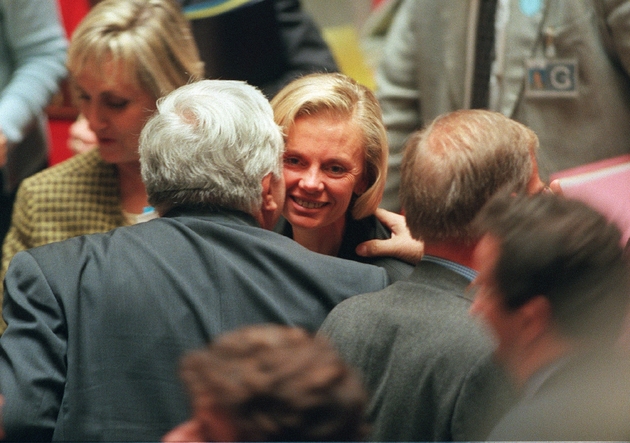 La ministre de la Justice Elisabeth Guigou est félicitée par les parlementaires de la majorité, le 13 octobre 1999 à Paris, après l'adoption définitive par l'Assemblée nationale du Pacte civil de solidarité (PACS) par 315 voix contre 249 et 4 abstentions.