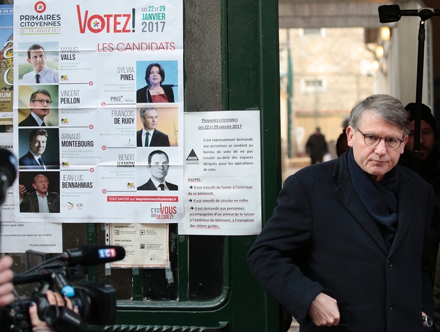 Vincent Peillon quitte un bureau de vote pour la primaire organisée par le PS, à Paris le 22 janvier 2017 