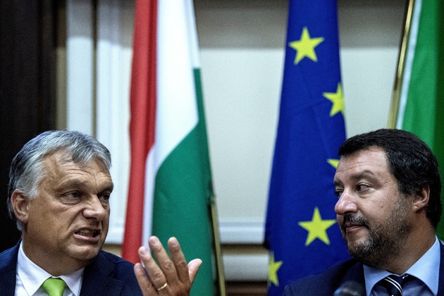 Le ministre italien de l'Intérieur Matteo Salvini (D) à côté du Premier ministre hongrois Viktor Orban lors d'une conférence de presse à Milan le 28 août 2018.