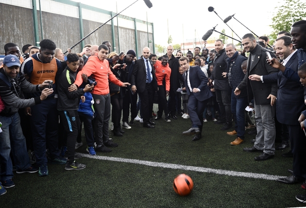 Emmanuel Macron tape dans un ballon lors d'une visite à sarcelles le 27 avril 2017