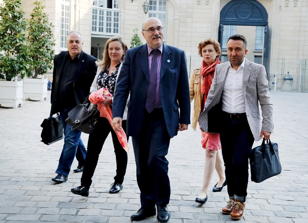 Luc Bérille (C), secrétaire général du syndicat Unsa, à son arrivée à Matignon le 25 mai, à Paris