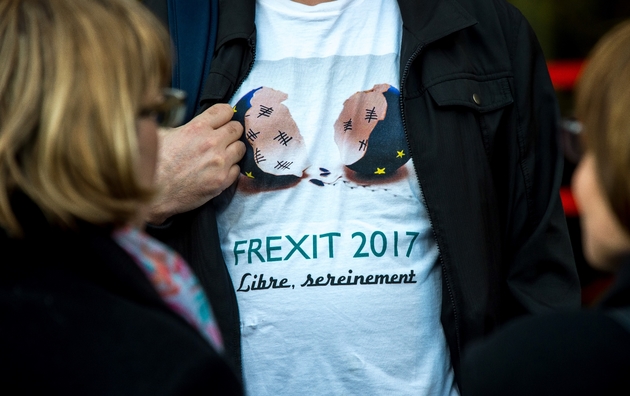 Un soutien de François Asselineau montre son T-Shirt, lors d'une réunion publique à Lille, le 10 avril 2017