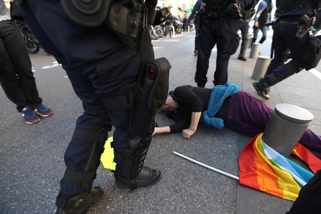 Geneviève Legay, à terre, blessée pendant la manifestation des gilets jaunes, le 23 mars 2019 à Nice