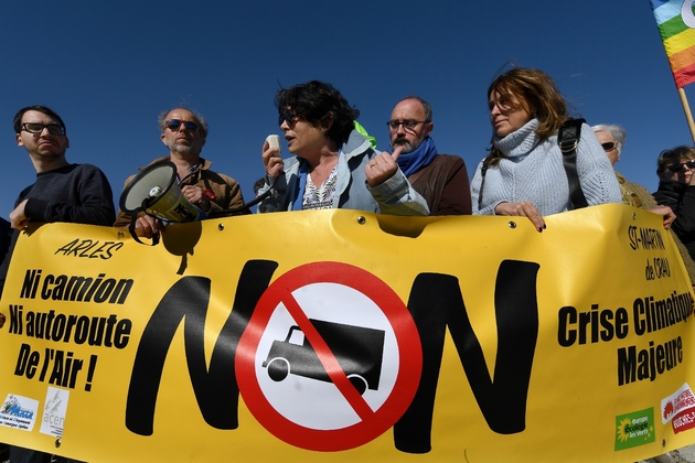 Des membres d'EELV dont Michèle Rivasi (C), lors d'une manifestation à Saint-Martin-de-Crau (sud) le 1er mars 2019