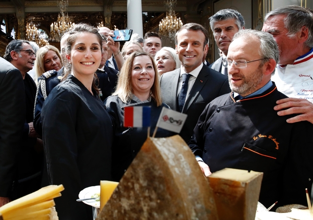 Le président Emmanuel Macron et des profesionnels des métiers de bouche et des fleurs lors d'une réception à l'Elysée, le 1er mai 2019 à Paris