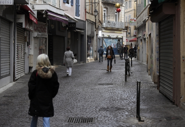 Des commerces rideaux baissés lors d'une journée 