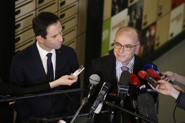 Benoît Hamon (G) avec Bernard Cazeneuve, le 9 mars 2017 à Paris