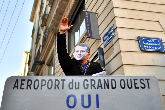Un manifestant en faveur de l'aéroport Notre-Dame-des-Landes brandit une pancarte à Nantes le 2 décembre 2017