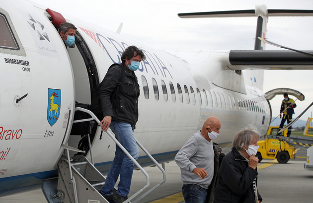 Avion passagers avec masques