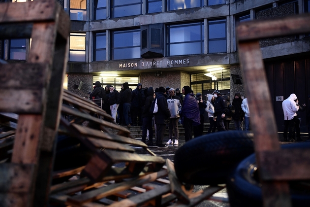Des gardiens de prison en grève manifestent devant la prison de Fleury-Mérogis, dans l'Essonne, le 22 janvier 2018