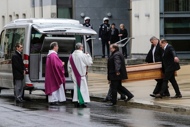 Le cerceuil d'Henri Emmanuelli lors de ses funérailles, le 25 mars 2017 à Mont-de-Marsan