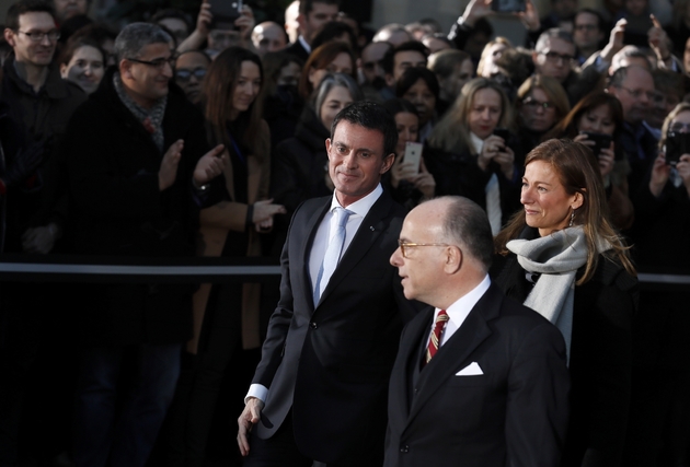 Manuel Valls son épouse  Anne Gravoin et le nouveau Premier ministre Bernard Cazeneuve lors de la passation de pouvoir le 6 décembre 2016 à Matignon à Paris