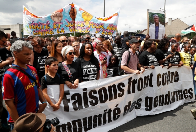 Des manifestants lors d'une marche, le 21 juillet 2018 à Paris, à la mémoire d'Adama Traoré, décédé il y a  deux ans à la suite de son interpellation par des gendarmes