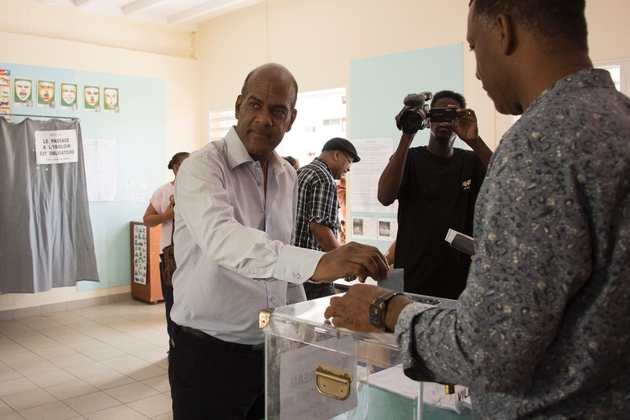 Serge Letchimy (DVG) vote à Fort-de-France le 13 décembre 2015.