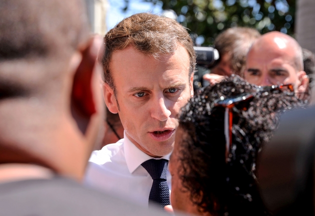 Le président Emmanuel Macron parle avec des habitants du quartier rénové des Camélias, le 24 octobre 2019 à Saint-Denis-de-la-Réunion