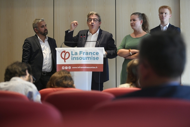 Le leader de La France Insoumise (LFI) Jean-Luc Mélenchon s'exprime lors d'une conférence de presse à Paris le 12 septembre 2019 avec à ses côtés les députés LFI Alexis Corbière (G), Mathilde Panot et Adrien Quatennens (D)