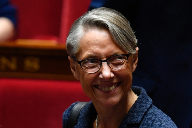 La ministre des Transports Elisabeth Borne sourit après l'adoption par les députés du projet de loi de réforme de la SNCF, à l'Assemblée nationale, le 17 avril 2018