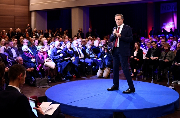 Nicolas Dupont-Aignan (c), candidat Debout la France à la présidentielle, le 7 décembre 2016 à Paris