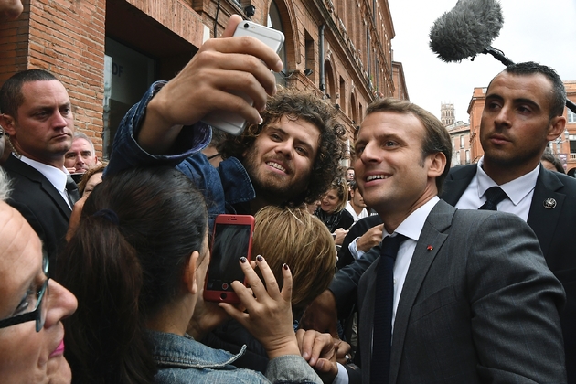 Le président Emmanuel Macron au milieu de la foule à Toulouse, le 11 septembre 2017 