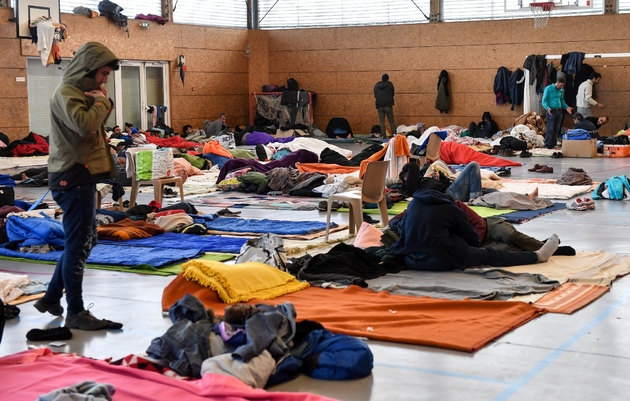 Des migrants kurdes et afghans dorment dans un gymnase de Grande-Synthe, dans le Nord, le 7 février 2018
